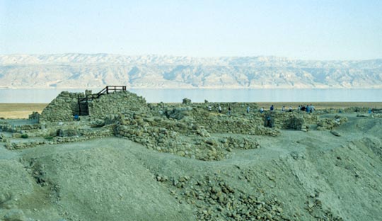 Ruinen der Qumran-Siedlung mit dem Toten Meer im Hintergrund